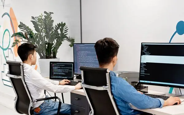 Profissional atento durante uma reunião de time